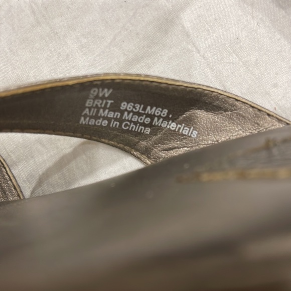 Brit Bronze / Gold Low Wedge Sandals 9W - Picture 5 of 5